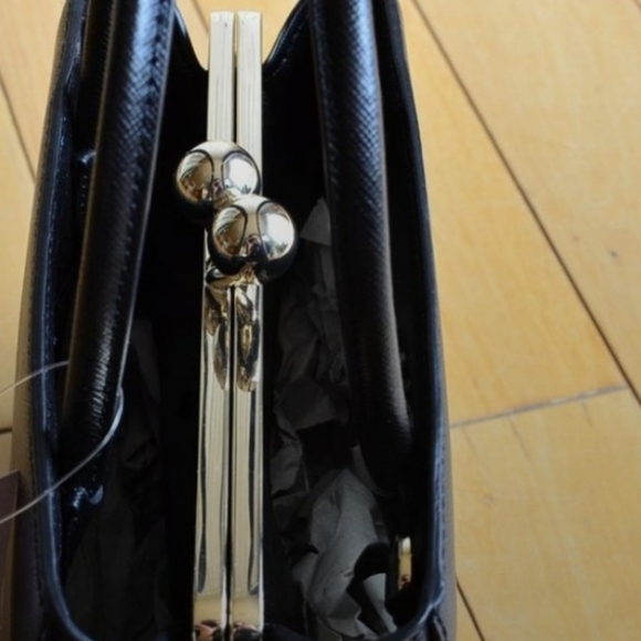Kate Spade Black Satchel with Gold Accents/ Kisslock/ Crossbody Strap/ BNWOT - Picture 5 of 9